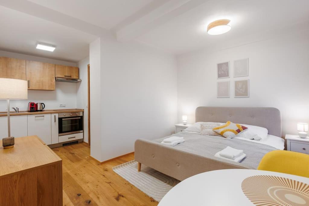 1 Bedroom Apartment With Terrace And Free Parking Near Metro Praga Esterno foto